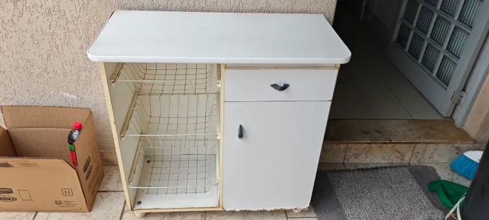 Armário Multiuso com Gavetas e Cestos