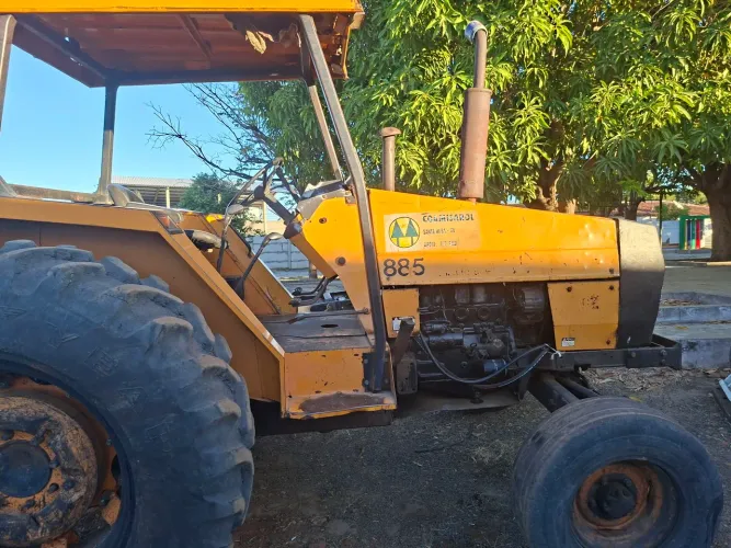 Vende se Trator valmet 885 4x2 motor mwm 229