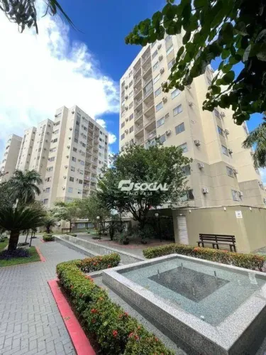 Apartamento climatizado e com armários planejados na cozinha, disponível para locação no C