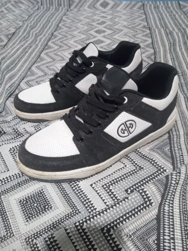 Tênis OLLIE preto e branco