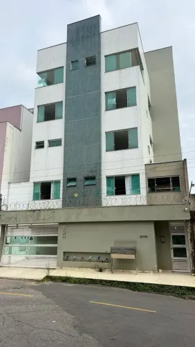 Vendo apto triplex com 4 vagas de garagem bairro passaredo timoteo com elevador nos 3 anda