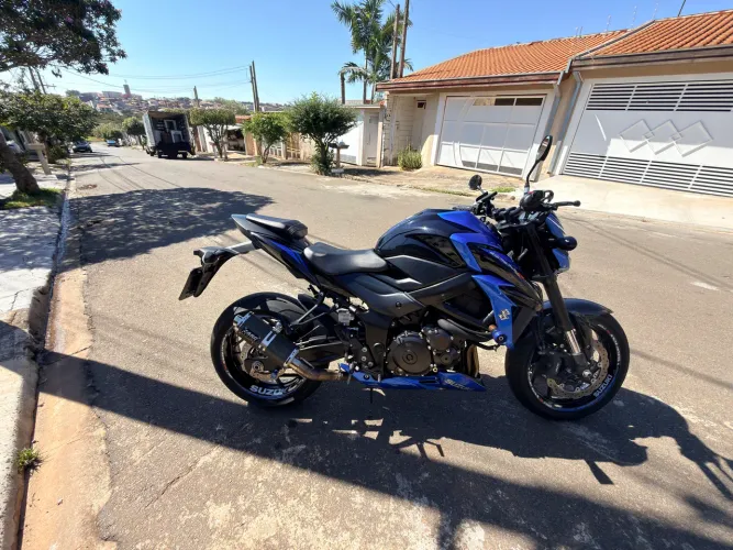 GSX-S750