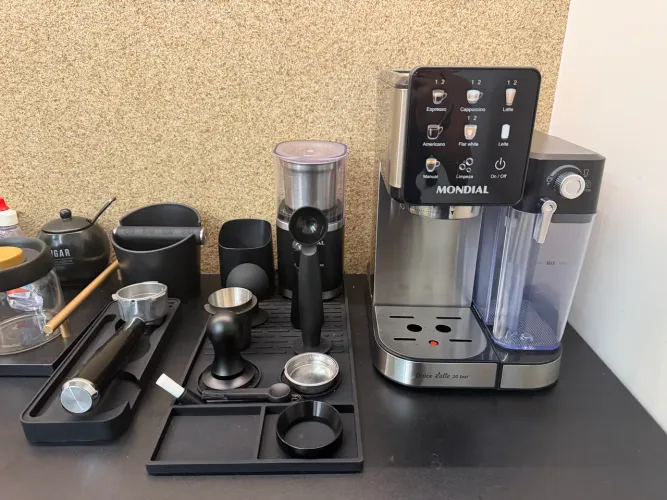 Vendo cafeteira expresso dolce latte automática 20 bar completa