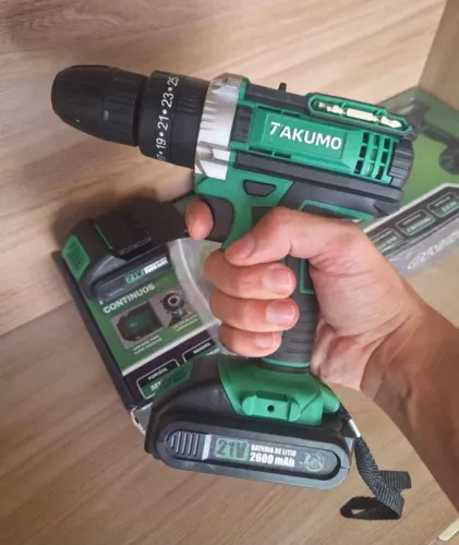 Furadeira Parafusadeira 21V Takumo + 2 Baterias + Kit Completo