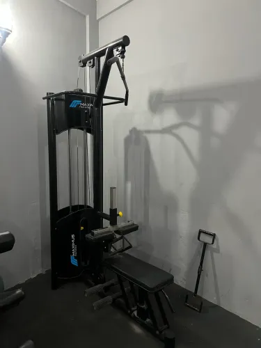 Máquina de Puxada alta com remada baixa 