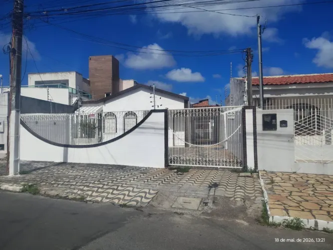 CASA EM RUA PÚBLICA NO JABOTIANA