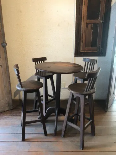 Mesa + 4 cadeiras altas madeira boa