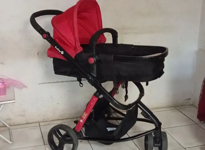 CARRINHO MOISÉS PRETO E VERMELHO - ZERO SEM DETALHES
