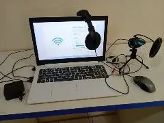 Computador com problema no teclado, incluso mouse, microfone e fone de ouvido