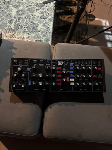 Sintetizador Behringuer Model D - cx e manuais.