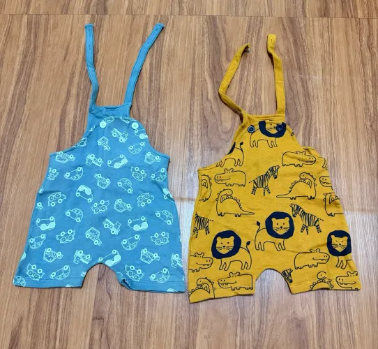 2 macacões lindos veste até 7 meses 