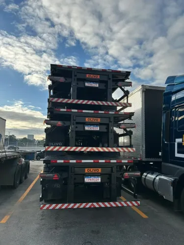Carreta Porta Container 3 eixos - 8 pinos - 40 pés c/ plataforma fixa, C/ 13 rodas e caixa