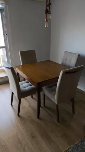 Vendo mesa de madeira com 4 cadeiras 