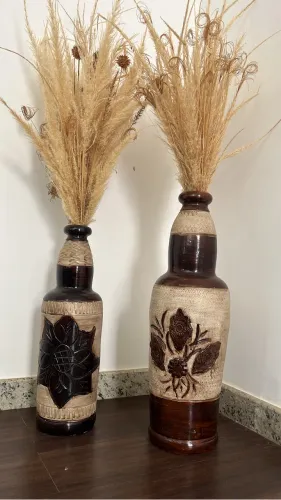 Arranjo (vasos de cerâmica com arranjo)