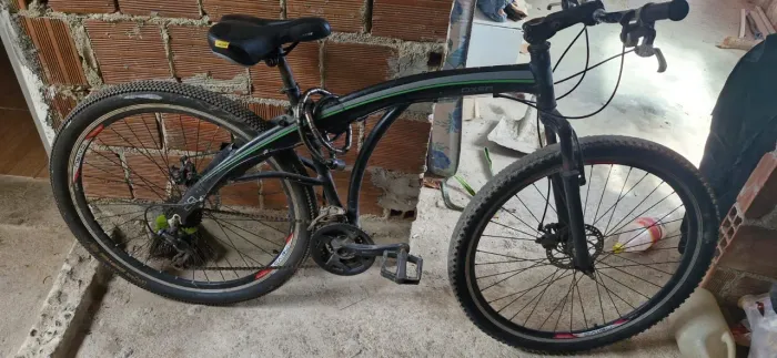 E uma aro 29, modelo aox.
