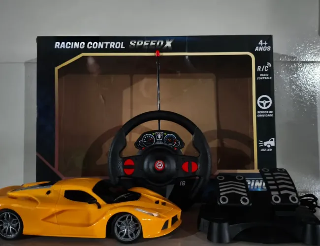 Carro Controle Remoto Speed X Amarelo com LED, Volante, Pedais e Sensor de Movimento