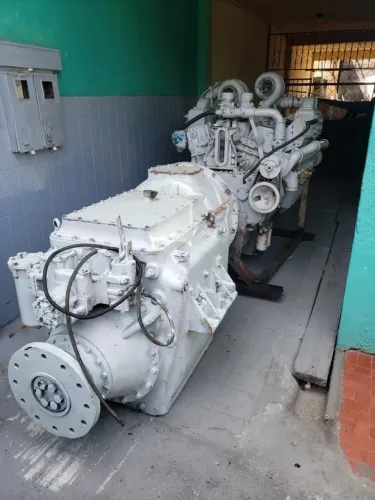 Motor marítimo cummins VTA 10 de 850 HP