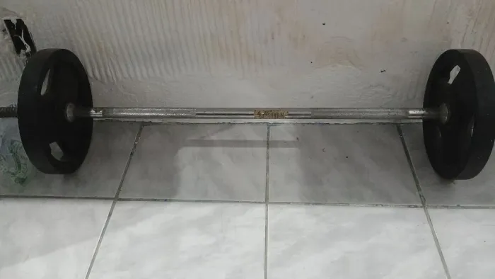 Conjunto de alteres e uma maromba
