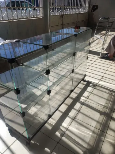 Vitrine pequena 1,33 largura por 82 cm altura valor 270,00, esta na  ocidental