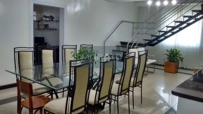 Casa à venda 5 quartos, 3 suítes e 6 vagas, no bairro Camargos