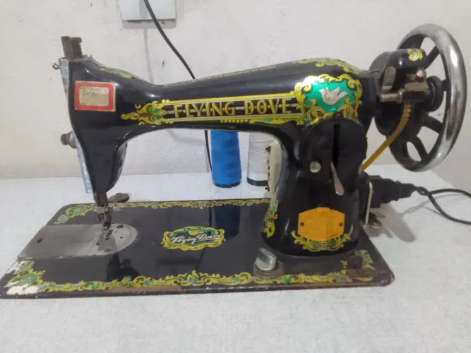 Vende-se uma máquina de costura Fly Dover.