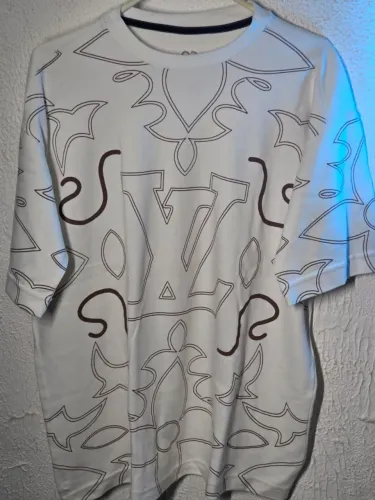 Camiseta "LV"
