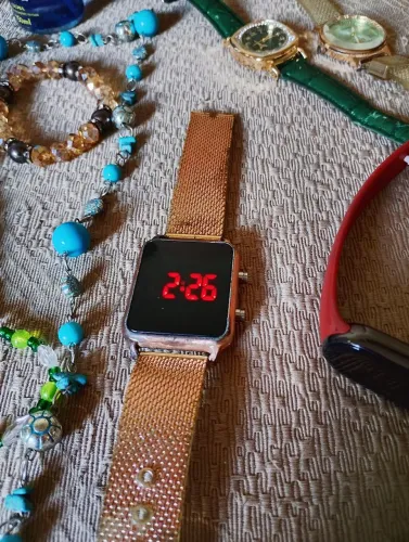 Lote de bijus e outros itens. 25 reais 