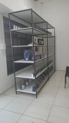 Estante de metalon com prateleiras de mdf