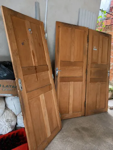 Três portas de madeira maciça