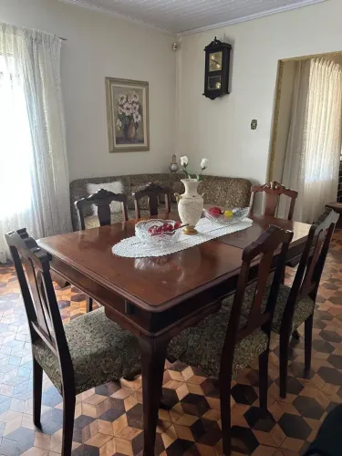 Mesa em madeira com abertura extensiva para 8 lugares com 6 cadeiras em tecido Gobelem.