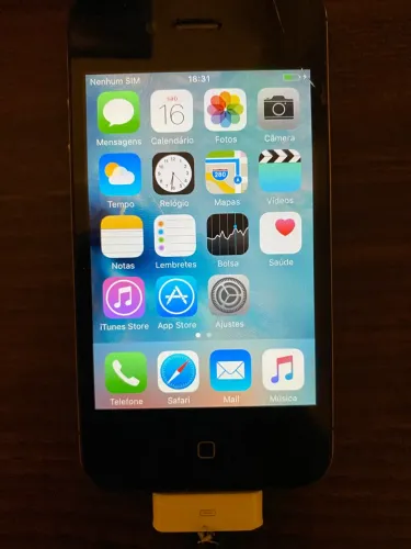 iPhone 4 com caixa de som Apple