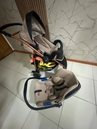Carrinho de bebê com conforto