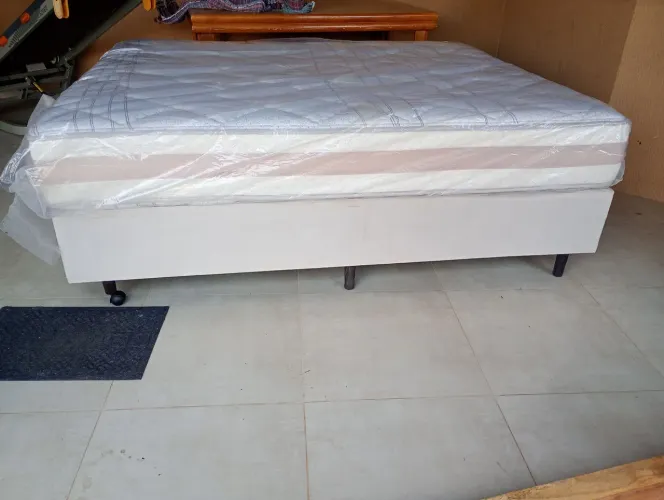 Cama Box Quenn, pouco tempo de uso.