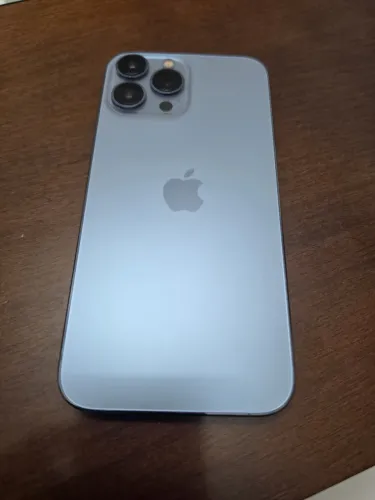 iPhone 13 Pro Max cor Azul Sierra usado e bem conservado sem raladura com carregador