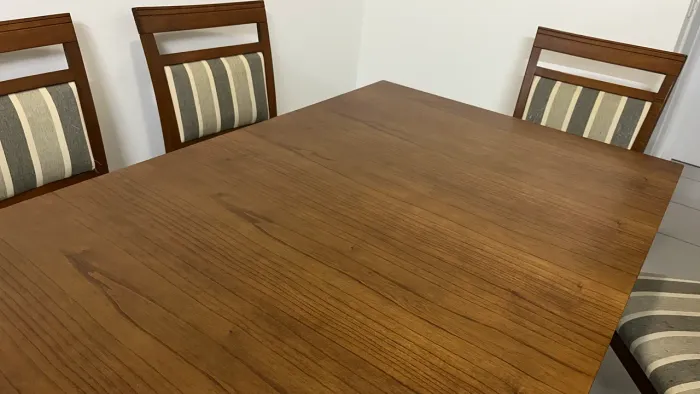 Mesa e 6 cadeiras de madeira maciça 