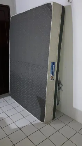 Colchão velho de casal com molas 