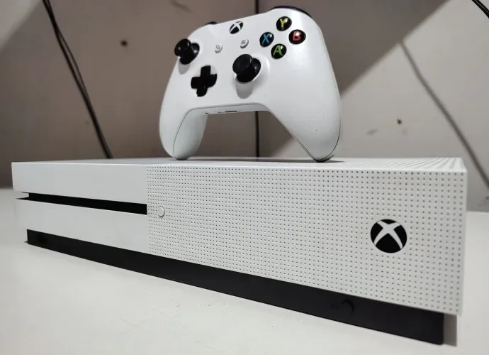 Xbox one S 1TB 100 jogos seminovo completo GARANTIA 