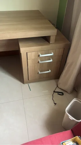 Mesa de Escritório Larga com Gaveteiro Reforçado - Pronta Entrega