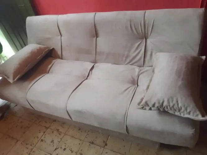 Sofá cama novo reclinável em tecido veludo bege...tm 1.80..Acompanha almofadas