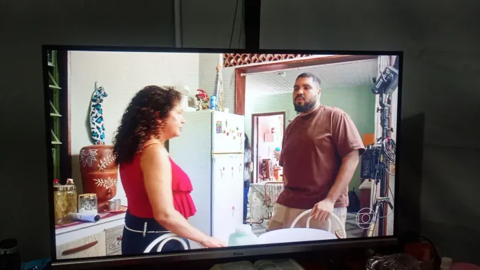 Vendo tv smartv 33 polegadas nova 1 ano de uso
