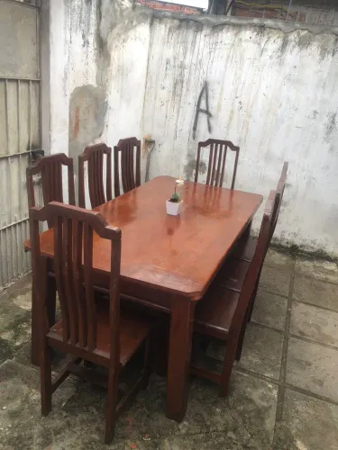 Mesa de madeira angelim pedra, semi nova com 8 cadeiras, pra vim buscar aqui em prazeres