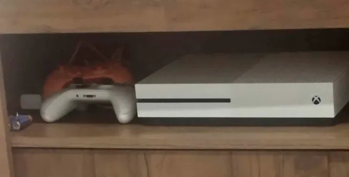 Xbox one S / 2 controles. 