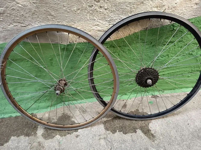 Vendo rodas modelo aero completa excelente produto. Aro 26, dianteira e traseira.