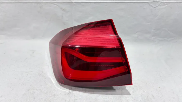 Lanterna traseira BMW 320i 325i série3 2016/2018 original