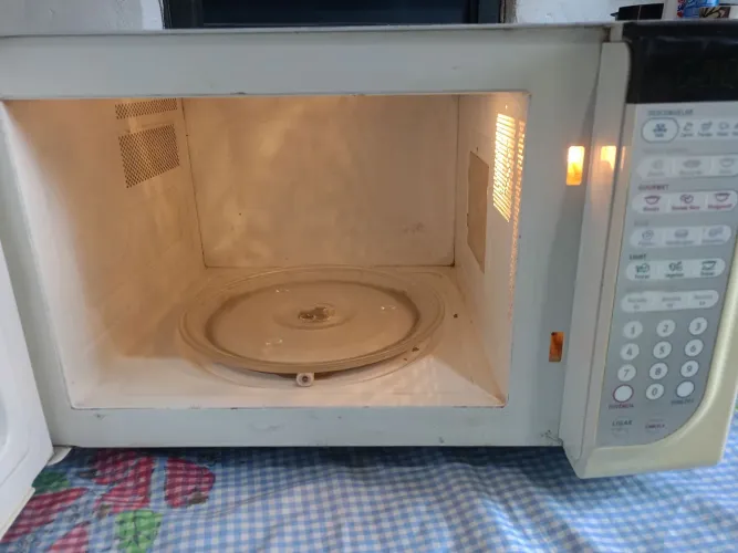 Microondas 31 litros funcionando perfeitamente marca Eletrolux 170 reais