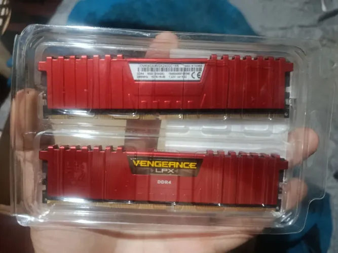 MEMORIA RAM DDR4 2X4GB  Corsair Vengeance  LPX VERMELHA