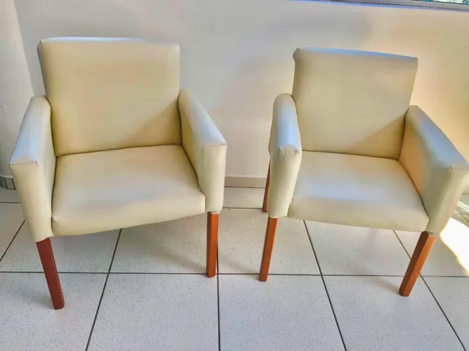 Poltronas em corino claro 