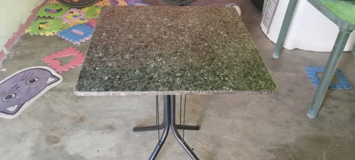 Vende-se mesa de granito