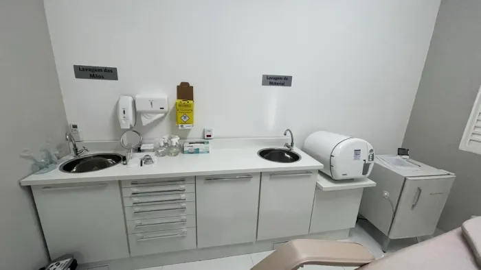 Bancada para consultório, com pezinho para ligar a água 