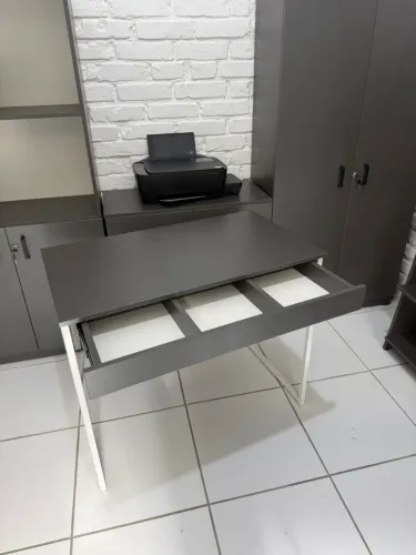 mesa com gavetão 0,90 x 0,52m na cor chumbo